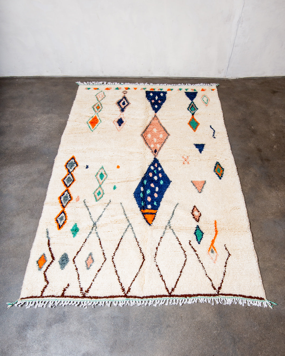 Modern designer handcrafted Berber rug from Morocco. Azilal rug with beautiful colours and patterns. Made of sheep’s wool and colourful cotton.